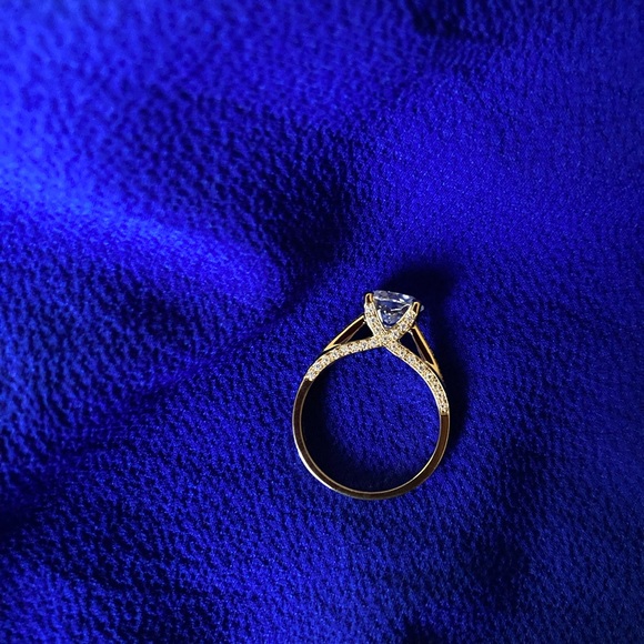 New Engagement Moissanite Diamond 18k Solid Gold 3.4 Carat Moissanite Diamond. - Picture 2 of 6